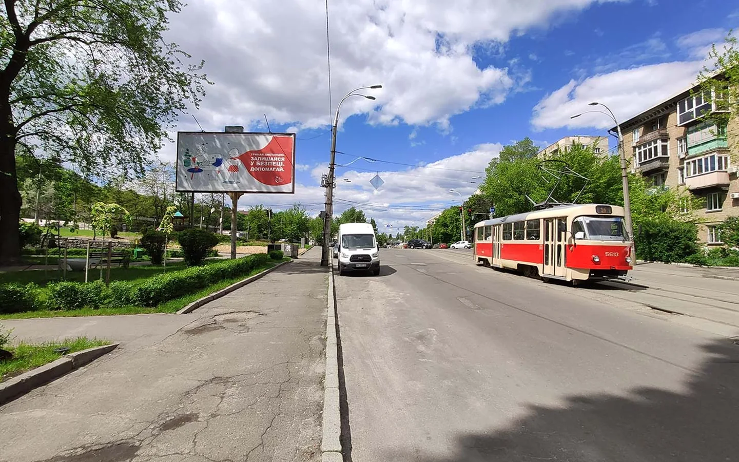 Рекламний щит ALEGO на міській вулиці у Києві